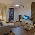 Red & White Palace Apartman *
