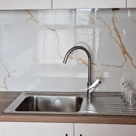 Red & White Palace Apartman *