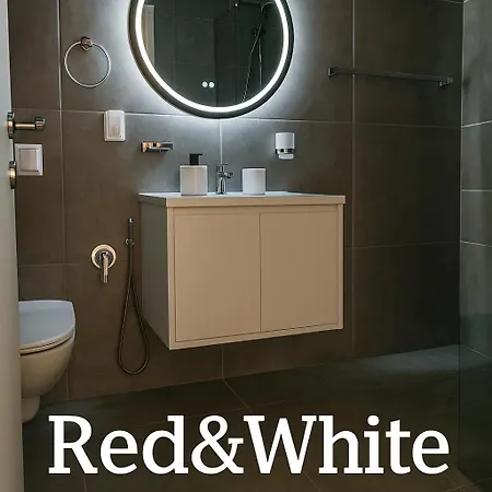 Red & White Palace * ティラナ
