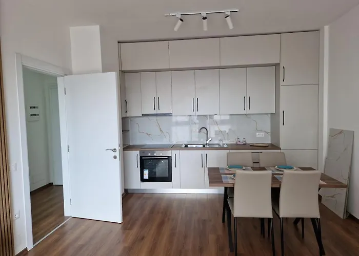 Red & White Palace טיראנה