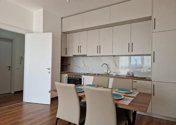 Red & White Palace * טיראנה