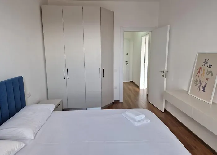 Red & White Palace 地拉那