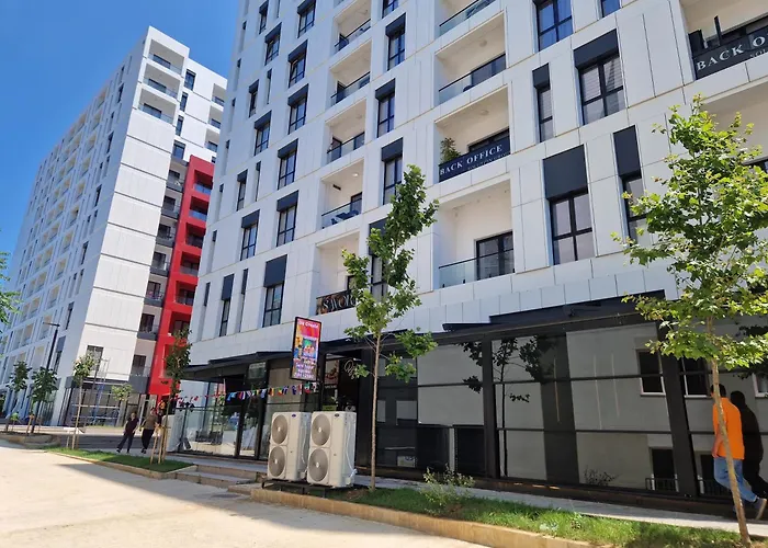 Red & White Palace * 地拉那