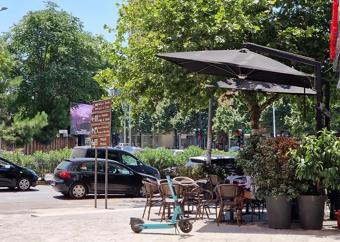 Red & White Palace * 地拉那