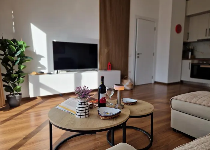 Red & White Palace * 地拉那